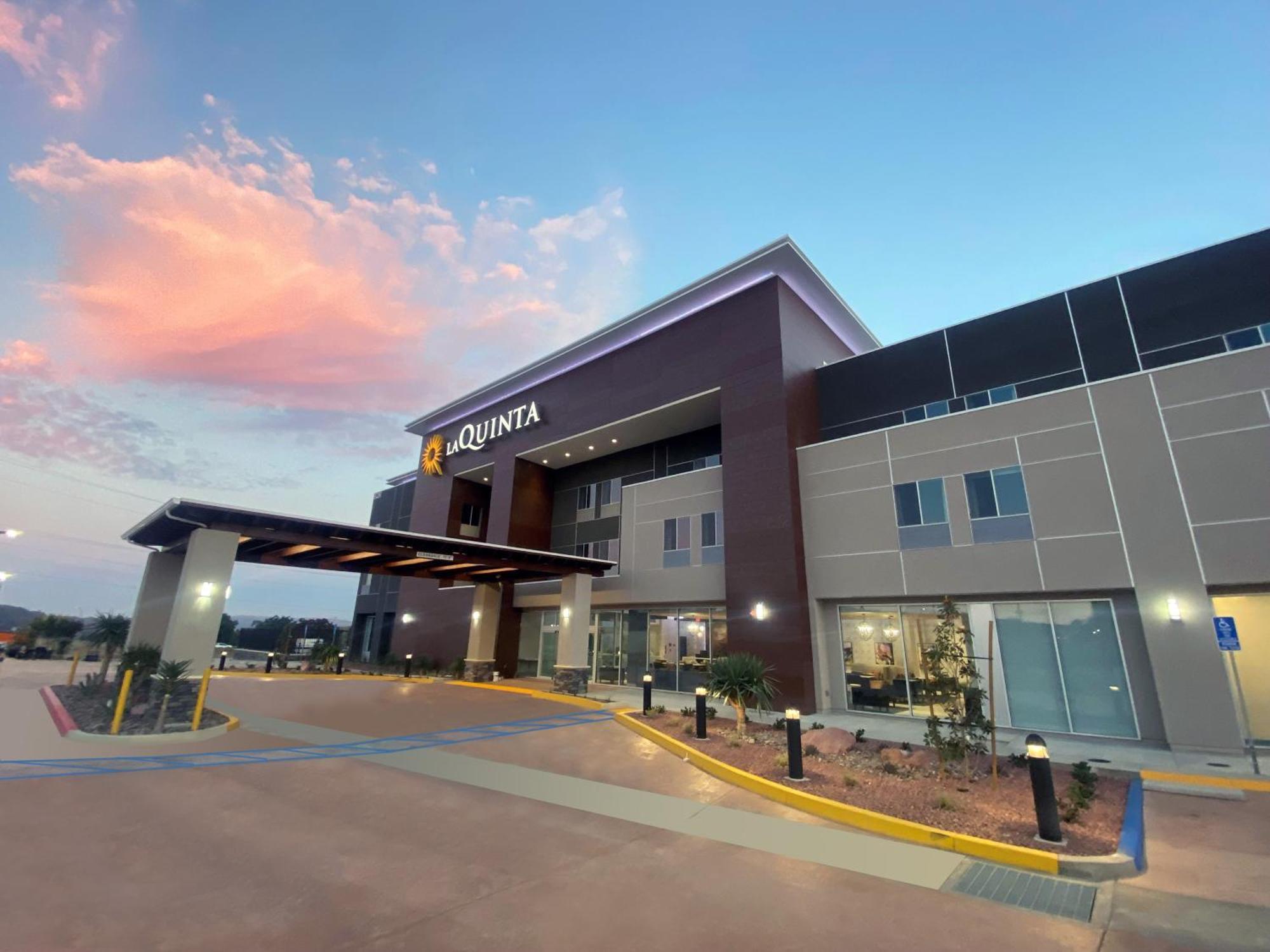 La Quinta Inn & Suites By Wyndham Yucaipa Exterior photo